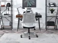 Fotel biurowy LUPO czarna tkanina mesh + srebrne tworzywo - w aranżacji z biurkiem BODEN