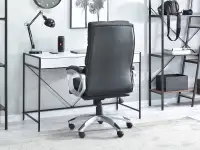 Komfortowy fotel biurowy BENON Z CZARNEJ SKÓRY EKO w aranżacji