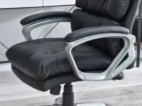 Komfortowy fotel biurowy BENON Z CZARNEJ SKÓRY EKO - stylowe podłokietniki