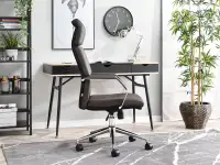 Fotel biurowy BOND BRĄZOWY ze skóry z ergonomicznym oparciem - w aranżacji z biurkiem BODEN
