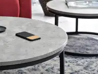 Mały okrągły stolik kawowy KODIA S BETONOWY z czarną nogą - nowoczesna forma