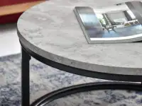 Mały okrągły stolik kawowy KODIA S BETONOWY z czarną nogą - imitacja betonu