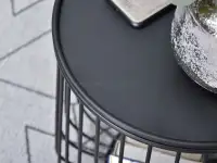 Stolik druciany kosz MUNA CZARNY z blatem metalową pokrywą - charakterystyczne detale