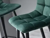 Eleganckie krzesło barowe z oparciem NEVA ZIELONE welurowe - charakterystyczne detale