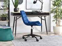 Krzesło obrotowe do biurka ELIOR GRANAT welur i czarna noga - w aranżacji z biurkiem BODEN