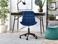 Krzesło obrotowe do biurka ELIOR GRANAT welur i czarna noga - w aranżacji z biurkiem BODEN
