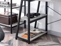 Industrialne biurko na nogach kozłach REDA BETON Z CZARNYM - praktyczne półki