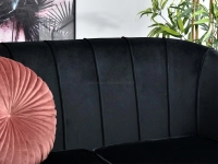 Stylowa kanapa dwuosobowa ESTEL CZARNA z weluru do salonu - charakterystyczne detale