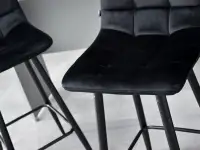 Krzesło barowe NEVA CZARNE welurowe z pikowaniem - komfortowe siedzisko