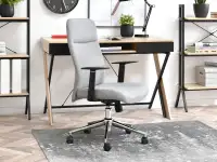 Fotel biurowy LERATO SZARY MELANŻ tapicerowany tkaniną - w aranżacji z biurkiem HILDA i regałami AXEL