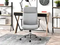 Fotel biurowy LERATO SZARY MELANŻ tapicerowany tkaniną - w aranżacji z biurkiem HILDA i regałami AXEL