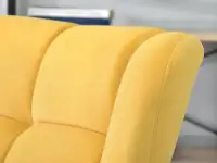 Pikowany fotel welurowy KIKORI ŻÓŁTY z wysokim oparciem - charakterystczne detale