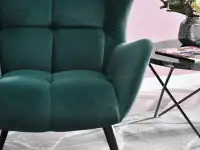 Fotel do salonu KIKORI ZIELONY BUTELKOWY uszak z weluru - charakterystyczne detale