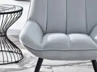 Fotel w nowoczesnym stylu ZOTI SZARY Z CZARNYMI NOGAMI - charakterystyczne detale
