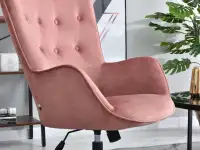 Fotel pikowany z aksamitu TRINI PUDROWY NA CZARNEJ NODZE - komfortowe siedzisko