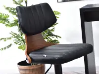 Hoker drewniany NR 57 ORZECH tapicerowany czarną skórą - detal na siedzisko i oparcie