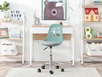Krzesło biurowe dla dzieci FOOT ZIELONY PASTEL Z SZARĄ NOGĄ - w aranżacji z regałami JENS i biurkiem NORS