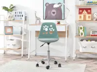 Krzesło biurowe dla dzieci FOOT ZIELONY PASTEL Z SZARĄ NOGĄ - w aranżacji z regałami JENS i biurkiem NORS