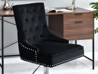 Fotel biurowy SORIA CZARNY WELUROWY z guzikami i pinezkami - nowoczesna forma