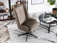 Elegancki fotel BILBAO BEŻ - CZARNY obrotowy z weluru - w aranżacji ze stolikiem NATAL XL oraz regałami HARPER