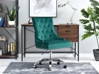 Fotel w stylu ludwik SORIA ZIELONY z weluru do biurka - w aranżcji z regałem HARPER i biurkiem VIGO