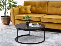 Stolik kawowy KODIA XL CZARNY z okrągłym blatem - w aranżacji z kanapą BLINK