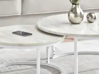 Marmurowe stoliki do kawy KODIA S+XL BEŻ - BIAŁY - charakterystycne detale
