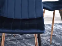 Krzesło z weluru MEGAN GARANAT NA MIEDZIANEJ PODSTAWIE - oryginalna bryła