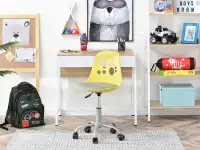 Krzesło obrotowe dziecięce FOOT ŻÓŁTO-SZARE na kółkach - w aranżacji z biurkiem NORS i regalem JENS