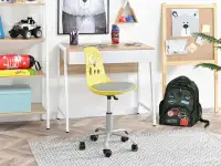 Krzesło obrotowe dziecięce FOOT ŻÓŁTO-SZARE na kółkach - w aranżacji z biurkiem NORS i regałem JENS