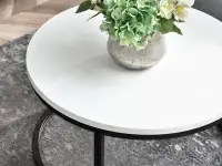 Okrągły stolik kawowy KODIA S BIAŁO CZARNY z metalową nogą - biały blat