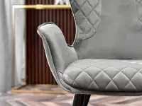 Aksamitne krzesło fotel KAMAL SZARE z podłokietnikami - komfortowe podłokietniki