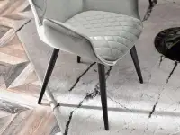 Aksamitne krzesło fotel KAMAL SZARE z podłokietnikami - smukłe nóżki