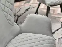 Aksamitne krzesło fotel KAMAL SZARE z podłokietnikami - oryginalna bryła