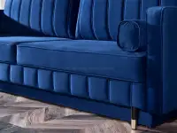 Sofa welurowa z funkcją spania CALVO GRANAT poduszki wałek - charakterystyczne detale