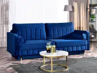 Sofa welurowa z funkcją spania CALVO GRANAT poduszki wałek - w aranżacji ze stolikiem KODIA S