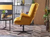 Fotel obrotowy do salonu ESLA MIODOWY z przeszyciami - w aranżacji z obrazem HOA Wrocław i stolikiem NATAL