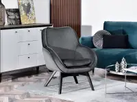 Fotel do salonu MERS GRAFITOWY Z WELURU - CZARNE NOGI - w aranżacji z kanapą LULU i stolikiem AMIN
