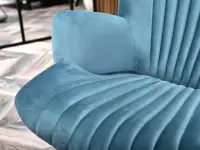 Fotel do pokoju NELL MORSKI WELUR Z CZARNYMI PŁOZAMI - komfortowe siedzisko