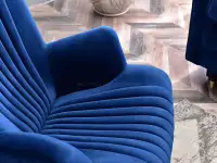 Welurowy fotel NELL GRANATOWY NA CZARNYCH PŁOZACH - przeszywane siedzisko
