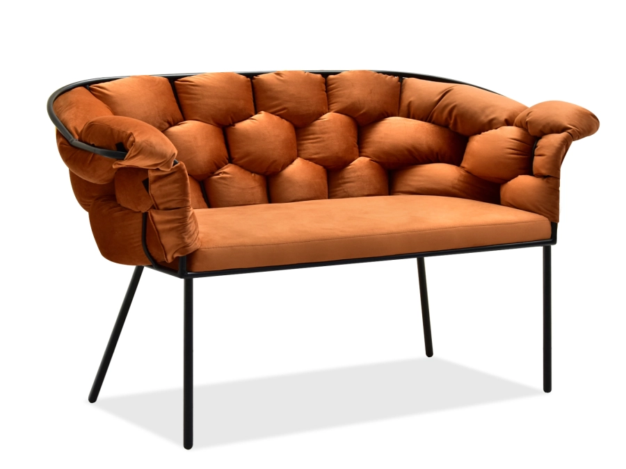 Sofa Pilo w miedzianym welurze na czarnej metalowej podstawie, widok z boku