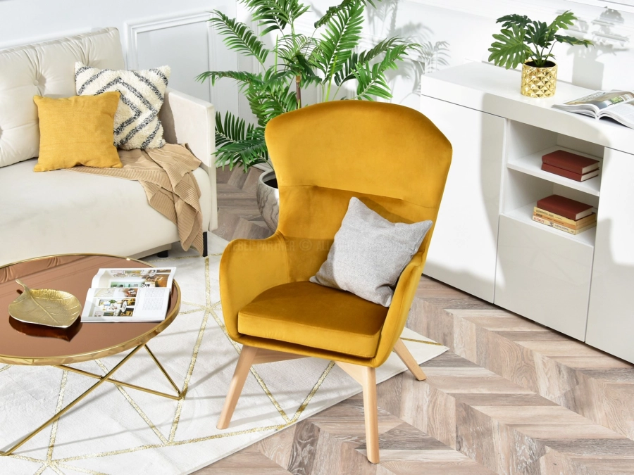 Fotel Luka w aranżacji nowoczesnego salonu podkreślający styl glamour i naturalne drewno
