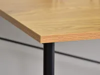 Minimalistyczne biurko bez szuflad ALMA DĄB CZARNA NOGA - detale