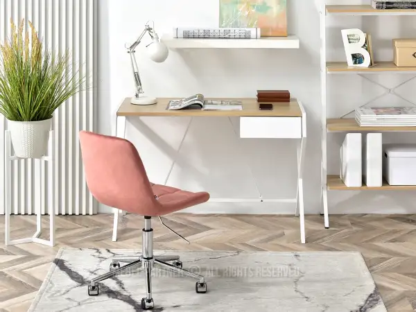 Minimalistyczne biurko do skandynawskich biur