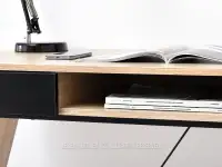 Biurko w stylu skandynawskim z szufladami HILDA DĄB SONOMA - wygodne biurko z półką
