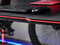 Czarne biurko gamingowe MADS 160 KARBON REDLINE - charakterystyczne detale