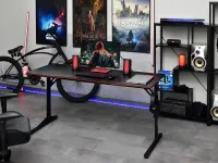 Czarne biurko gamingowe MADS 160 KARBON REDLINE- w aranżacji z regałami HARPER