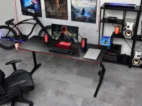 Czarne biurko gamingowe MADS 160 KARBON REDLINE - widok z góry