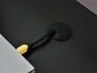 Czarne biurko gamingowe MADS 160 KARBON REDLINE - przepust na kable