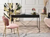 Proste biurko z szufladami UNIF CZARNE - METALOWY STELAŻ - w aranżacji z krzesłem WINGS i kanapą CORINA